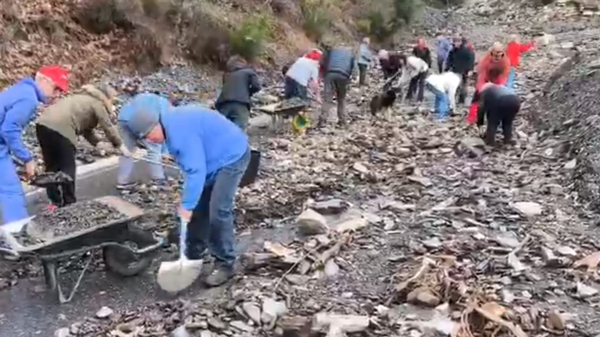 Imagen: Los vecinos recogen escombros