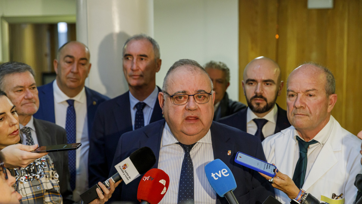 Imagen: El consejero de Sanidad, Alejandro Vázquez, asiste a la presentación a los profesionales del proyecto de la nueva infraestructura del Complejo Asistencial Universitario de Segovia.