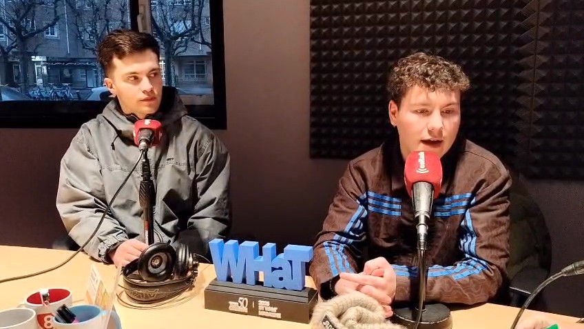 Imagen: Diego Bajo y Héctor Herrero, muestran el premio “Top 50 Creative Projects”  otorgado por What Magazine durante su entrevista en el programa Manos Arriba