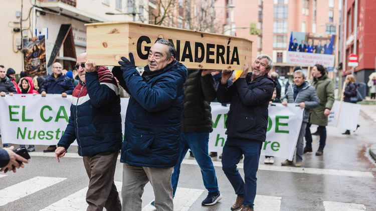 Imagen: Los agricultores sorianos emularon hoy el funeral del sector primario. Foto: Concha Ortega (ICAL). 