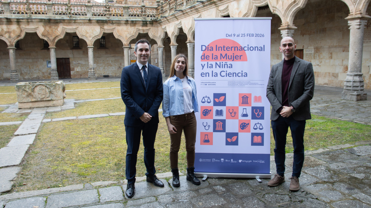 Imagen: El Vicerrector Federico Bueno de Mata junto a Marian Tardáguila, técnico de la Unidad de Cultura Científica y de la Innovación y Raúl Rivas, el Director del Servicio de Producción e Innovación Digital.