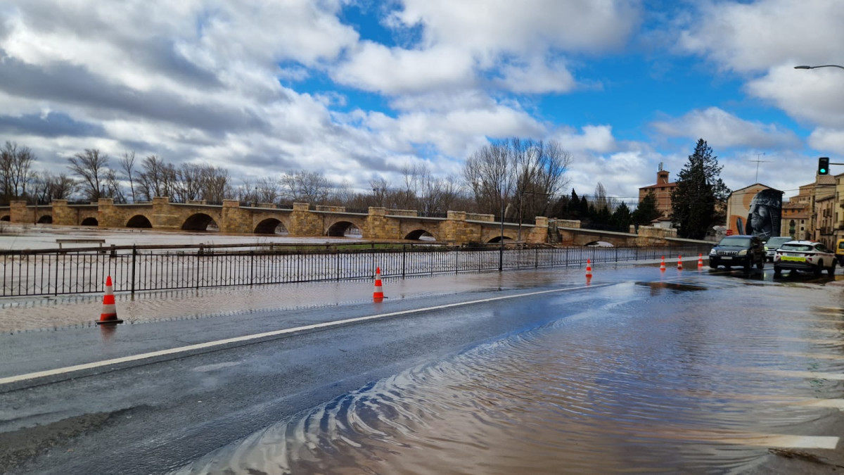 Imagen: Vista del río Duero a su paso por San Esteban de Gormaz con un caudal muy elevado | Delgación del Gobierno en Soria 
