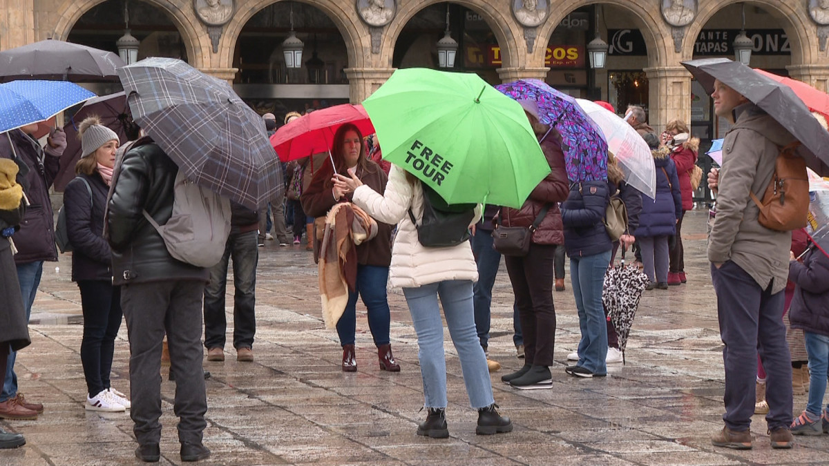 Imagen: Grupo de Turistas en la Plaza Mayor de Salamanca
