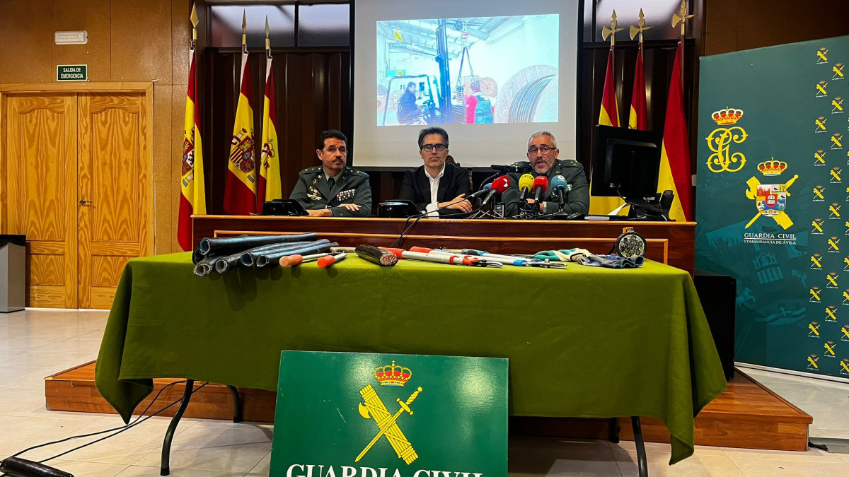 Imagen: Rueda de prensa. El subdelegado del Gobierno en Ávila, Fernando Galeano, junto al teniente coronel Gustavo Dorda y el capitán jefe de la unidad orgánica de policía judicial de la comandancia de la guardia civil de Ávila, Juan José Vallejo Ortega