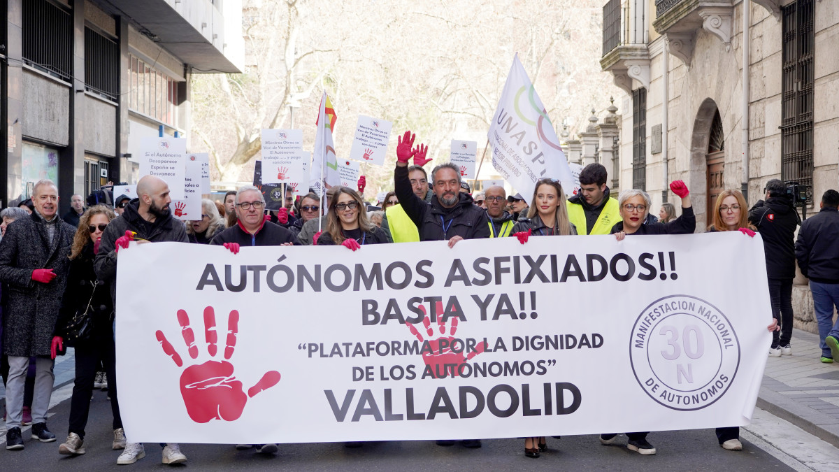 Imagen: ICAL. Cerca de 200 autónomos se concentran en Valladolid para reclamar mejores condicones.