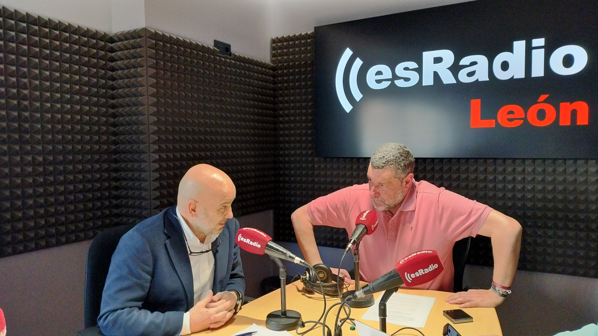 Imagen: El farmacéutico Javier Herradón durante la entrevista en el programa Manos Arriba de EsRadio León 
