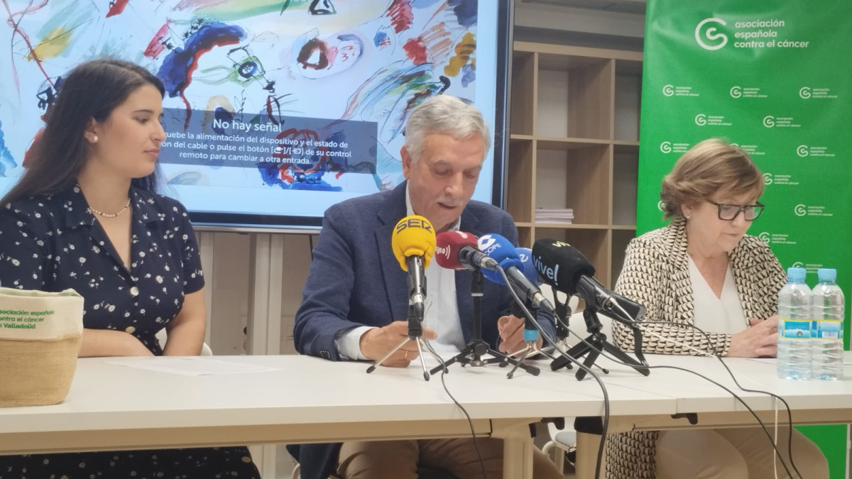 Imagen: EsRadio Castilla y León. Carolina González, predoctoranda, Artemio Domínguez, presidente de la AECC en Valladolid y Luisa Lobete, su homóloga a nivel autonómico.