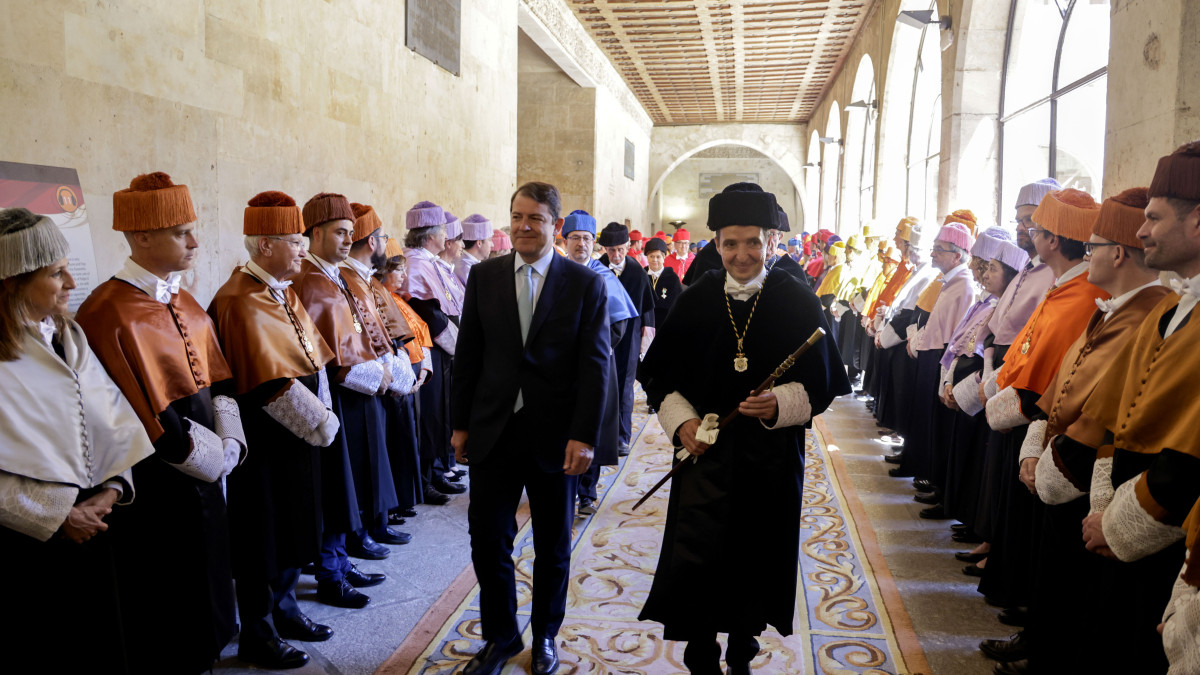 Imagen: ICAL | David Arranz - El Paraninfo de las Escuelas Mayores acoge la toma de posesión del catedrático de Ciencias de la Computación e Inteligencia Artificial Juan Manuel Corchado como rector de la Universidad de Salamanca, en un acto al que asisten el presidente de la Junta de Castilla y León, Alfonso Fernández Mañueco, y el presidente de las Cortes de Castilla y León, Carlos Pollán Fernández,  