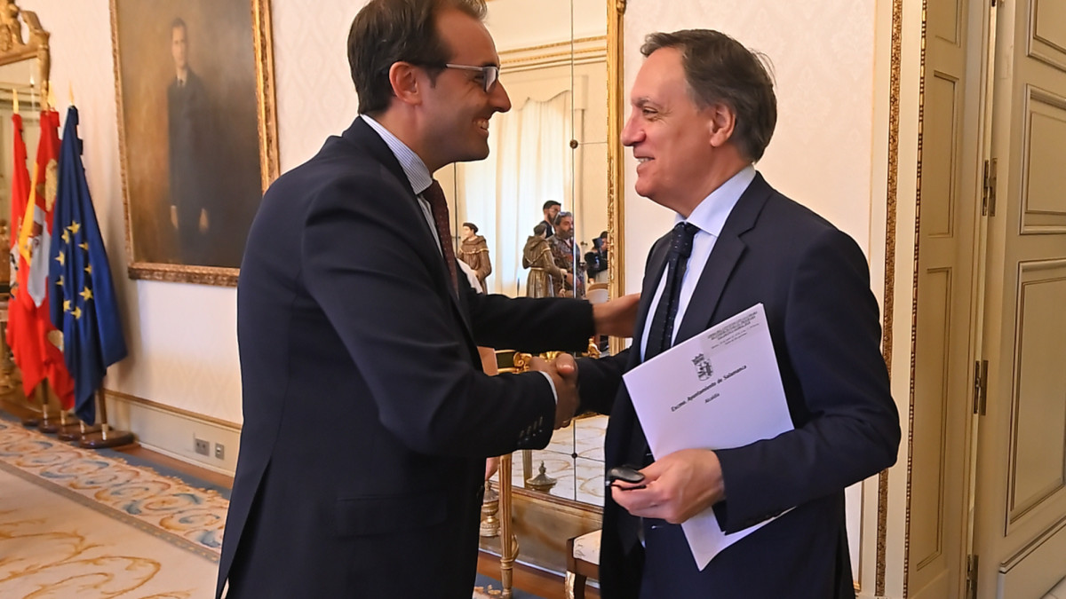 Imagen: El Alcalde Carlos García Carbayo junto al Presidente de la Cámara de Comercio de Salamanca, Alberto Díaz