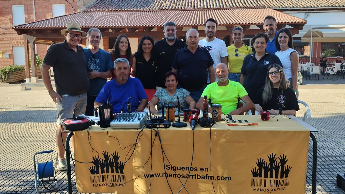Imagen: La corporación municipal impulsa los servicios locales mientras el tejido asociativo mantiene vivas las tradiciones y el ambiente estival / MANOS ARRIBA