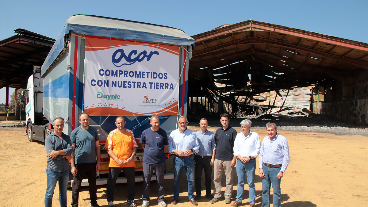 Imagen: El vicepresidente primero de la Junta y consejero de Desregulación, Familia y Ayudas Sociales, Carlos Pollán, ha visitado hoy la explotación bovina (Sociedad Agraria de Transformación) Garfi en Santa María del Condado (León)  / ICAL 
