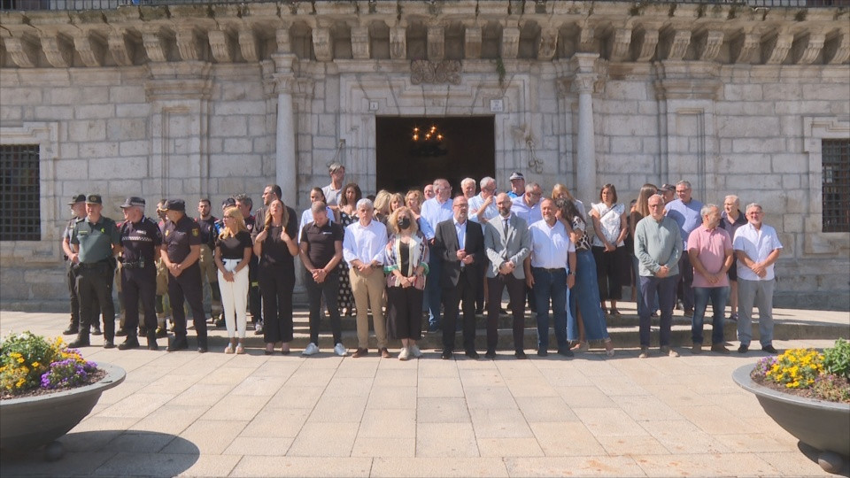 Imagen: Minuto de silencio frente al Ayuntamiento de Ponferrada