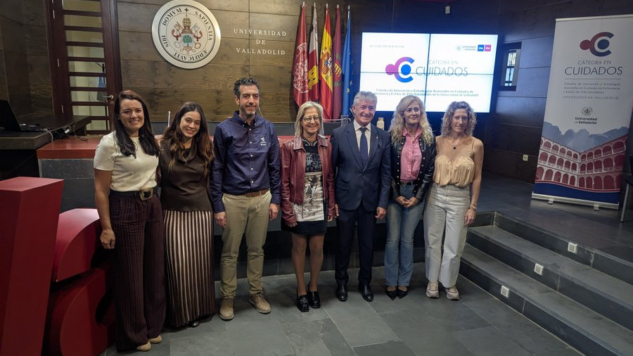Imagen: Presentación institucional de la Cátedra de Enfermería de la Universidad de Valladolid junto a los representantes de Arroyo de la Encomienda.