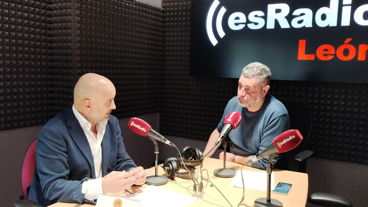 Imagen: El farmacéutico Javier Herradón durante la entrevista en el programa Manos Arriba