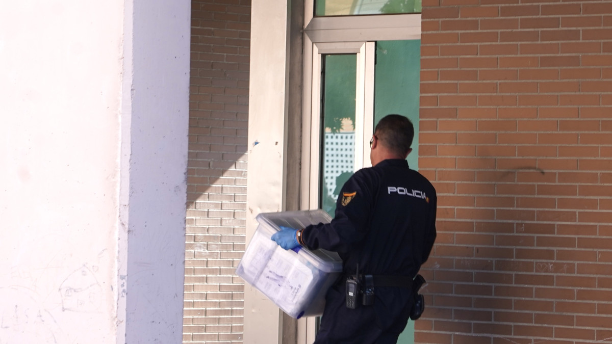 Imagen: ICAL. La Policía trabaja en el lugar de los hechos para esclarecer la muerte violenta de una mujer de 49 años.