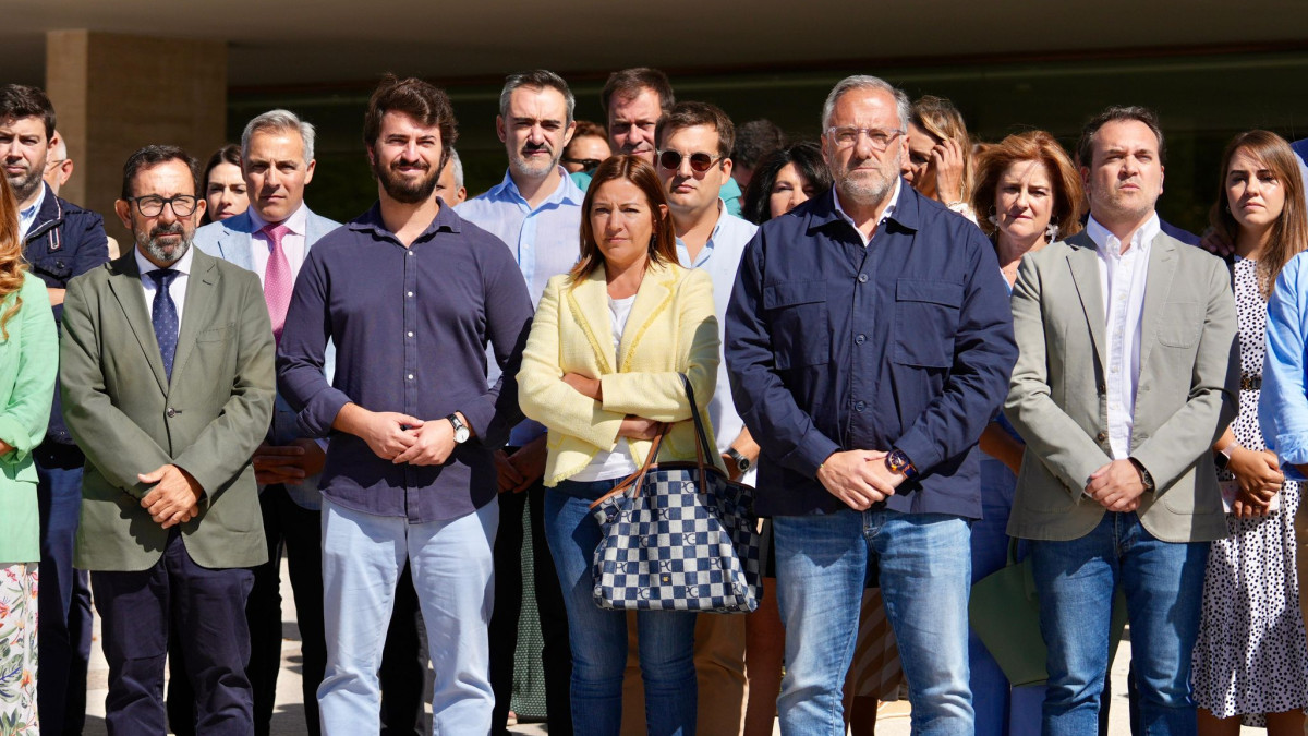 Imagen: Cortes CYL. Miembros de las Cortes de Castilla y León dan el pésame a los familiares y amigos de la mujer asesinada en Palencia.