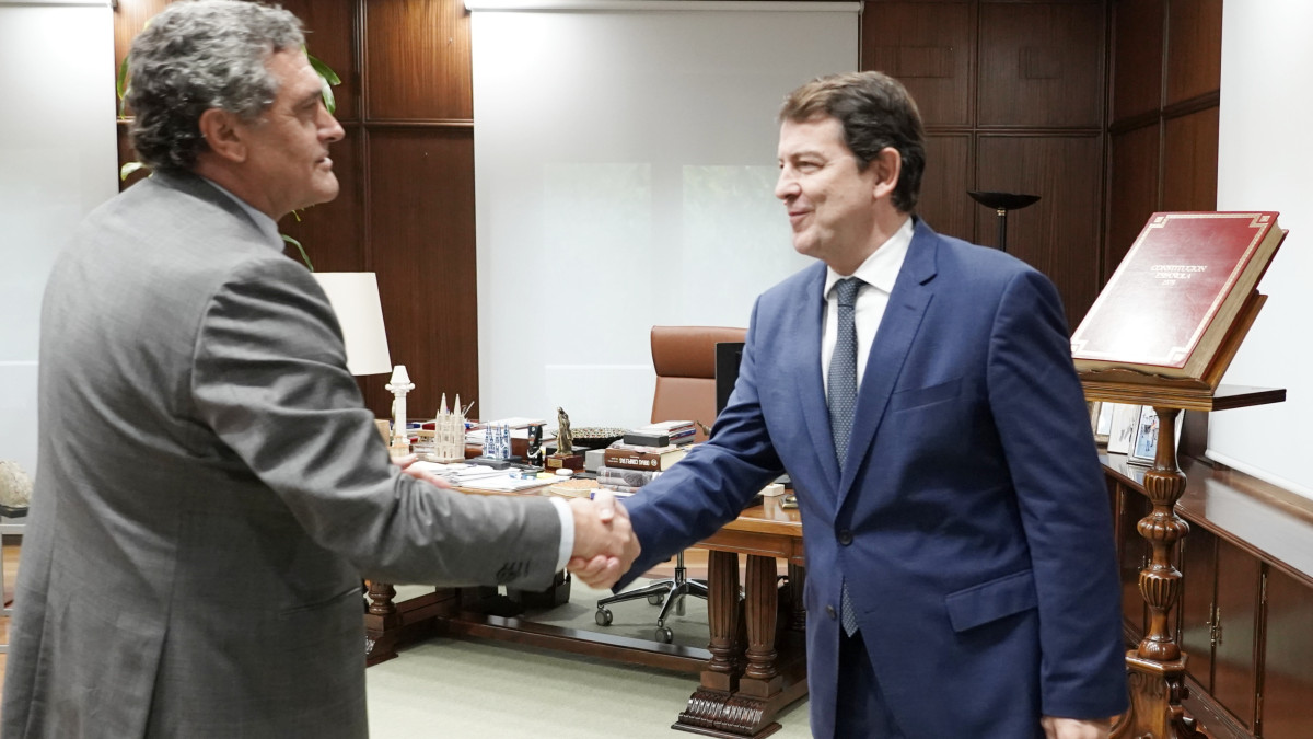 Imagen: ICAL |Rubén Cacho. El presidente de la Junta de Castilla y León, Alfonso Fernández Mañueco, se reúne con el portavoz del Grupo Parlamentario Mixto, Pedro José Pascual Muñoz