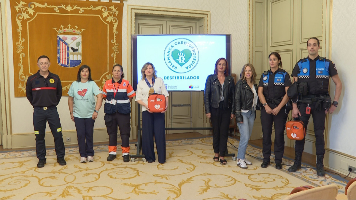 Imagen: La Concejala de Salud Pública, Vega Villar, en la presentación del programa junto a miembros de la Policía local y el cuerpo de Bomberos,.