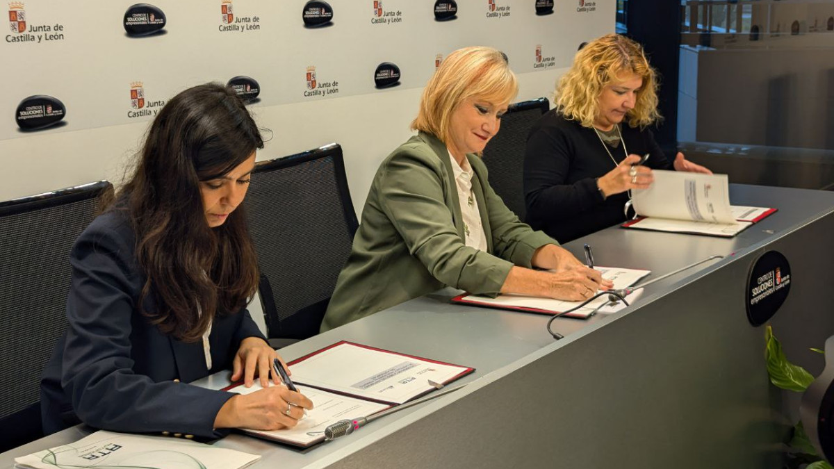 Imagen: esRadio CyL | La consejera de Industria, Comercio y Empleo, Leticia García, firma con ATACyL y TRADECyL el II Acuerdo de la Mesa del Autónomo de Castilla y León sobre el Fomento del Autoempleo.