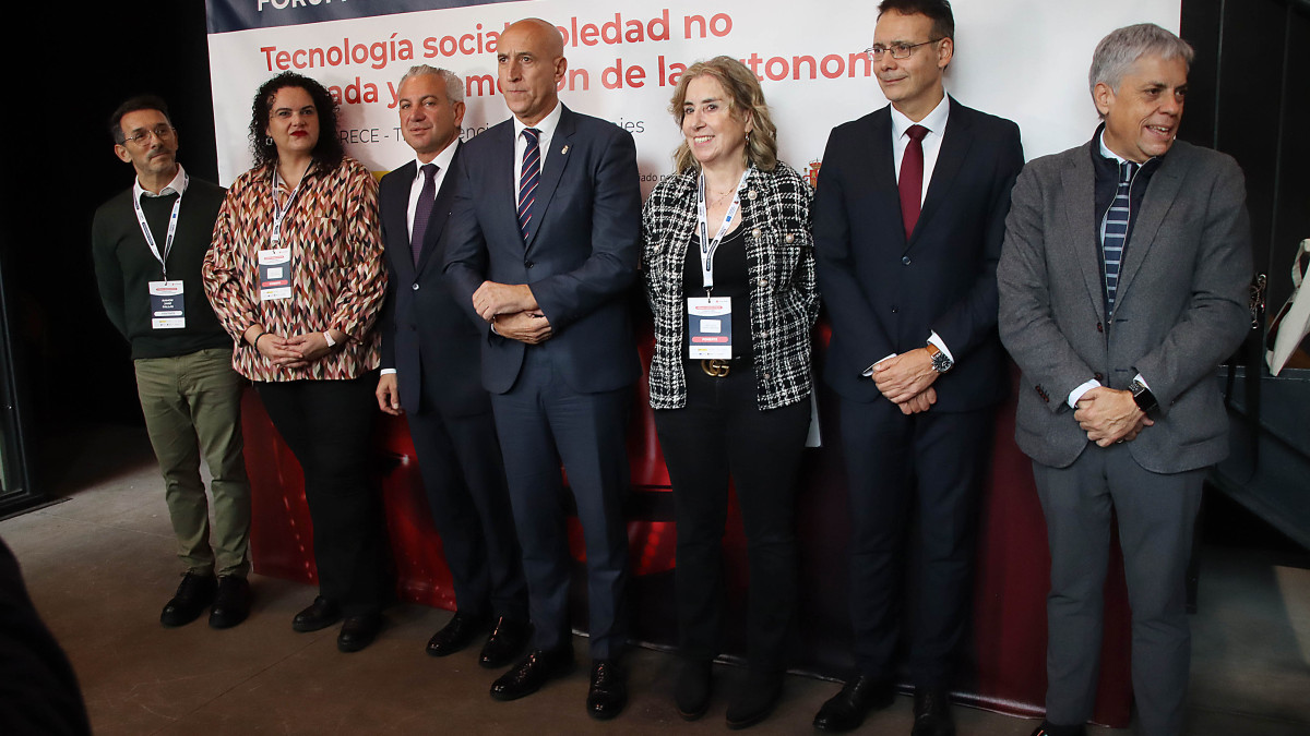 Imagen: El delegado del Gobierno en Castilla y León, Nicanor Sen, el director general de Personas Mayores, Personas con Discapacidad y Atención a la Dependencia, Eduardo García Brea, la presidenta de Cruz Roja en Castilla y León, Rosa Urbón, y el alcalde de León, José Antonio Díez