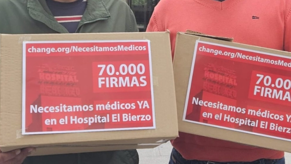 Imagen: Los representantes de Onco Bierzo, en la entrega de las firmas