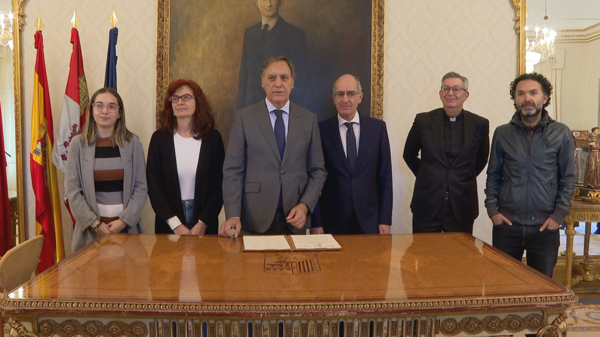 Imagen: Representantes de las distintas instituciones participantes en la Mesa del Voluntariado durante la firma del convenio