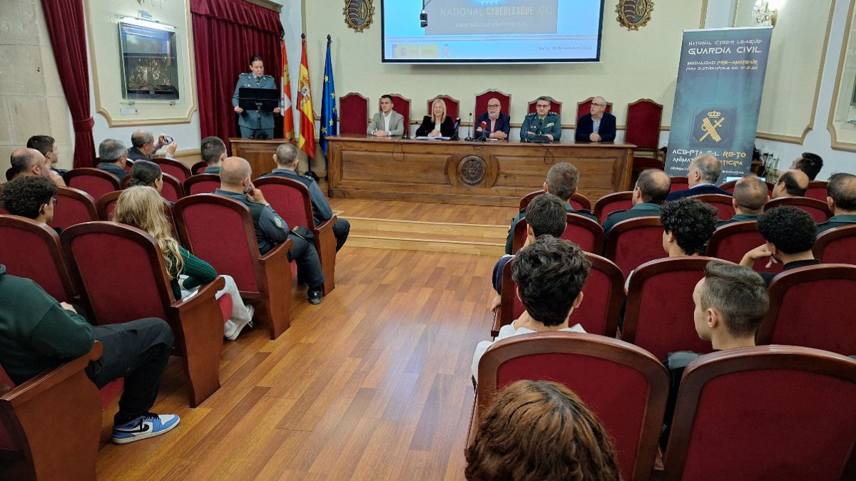 Imagen: Presentada en el IES Machado la 6ª Ciberliga de la Guardia Civil, un reto educativo en ciberseguridad para alumnos de 4º de la ESO. 