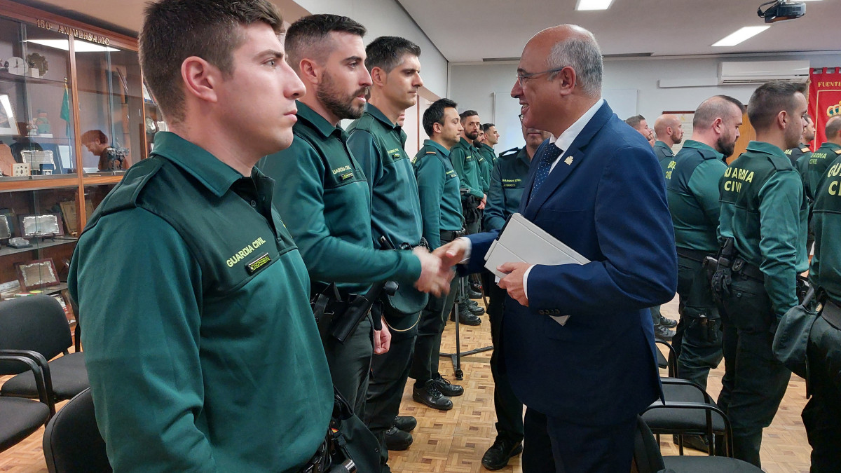 Imagen: Subdelegación del gobierno en Valladolid. Jacinto Canales. subdelegado del gobierno, recibe a los nuevos agentes de la Guardia Civil en la provincia.