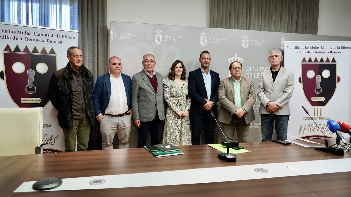 Imagen: El responsable de Cultura, Arte y Patrimonio de la Diputación de León, Emilio Martínez, acompaña a los organizadores del III Congreso Internacional de Mascaradas / ICAL-Campillo