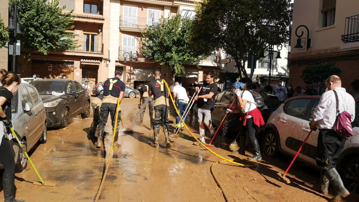 Imagen: ICAL |  Bomberos de Valladolid ayudan en las tareas de limpieza de la zona afectada por la DANA en Valencia