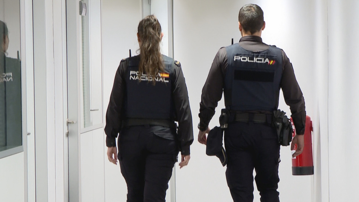 Imagen: Dos agentes de la Policía Nacional en Salamanca.