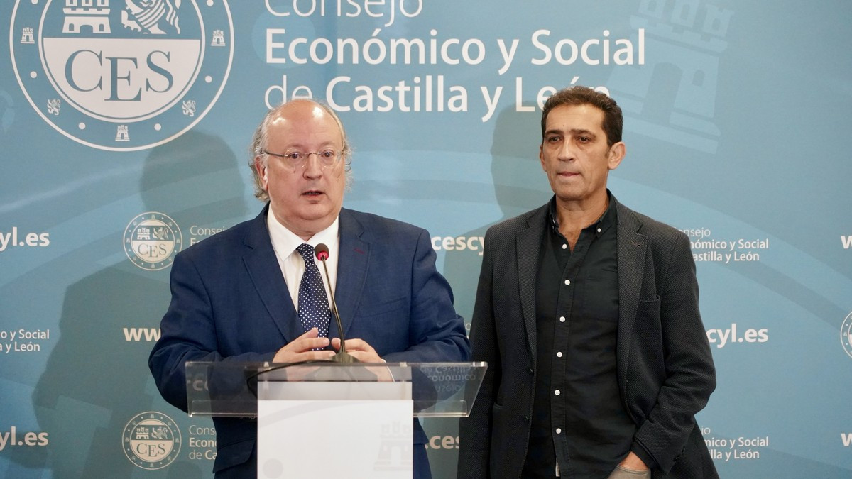 Imagen: ICAL. Enrique Cabero, presidente del CES en Castilla y León, junto a Vicente Andrés, secretario general de CCOO en la comunidad. Ambos, en una jornada sobre vivienda celebrada en el Consejo Económico y Social