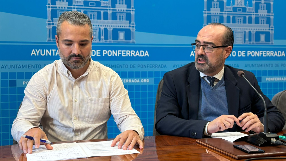 Imagen: David Pacios, concejal de Comercio y Empleo, y Marco Morala, alcalde de Ponferrada