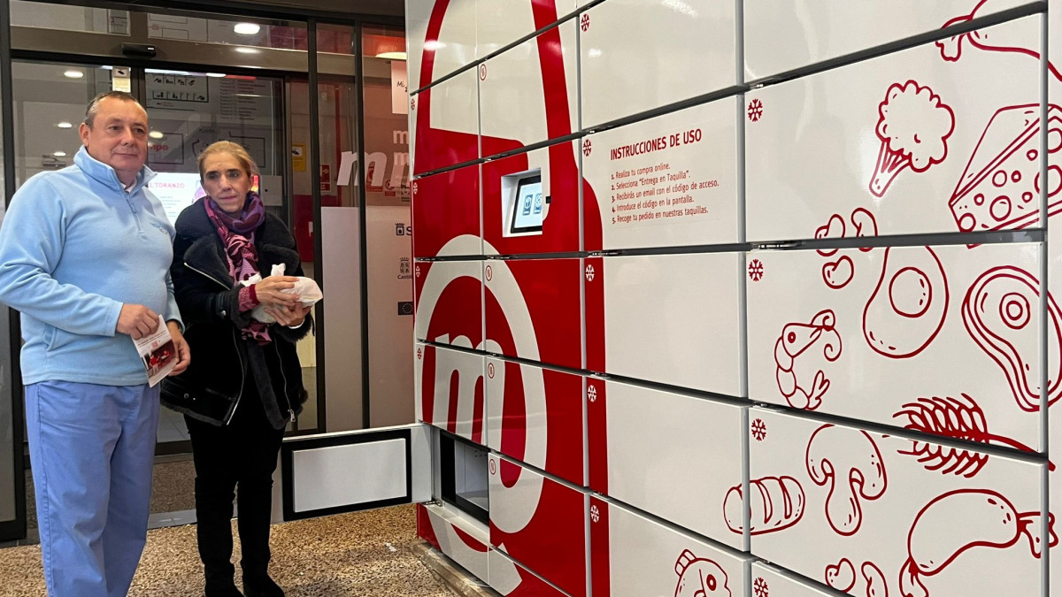 Imagen: Teresa Valdenebro, concejal de comercio del Ayuntamiento de Soria, junto a Jorge López, uno de los comerciantes. 