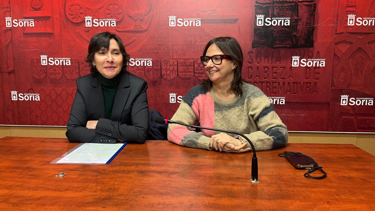 Imagen: La organizadora Carmen Benito junto a Gloria Gonzalo, concejala de Cultura. 