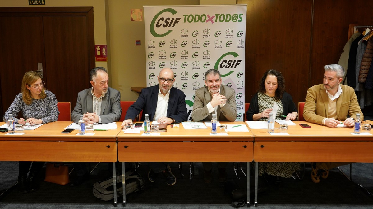 Imagen: Miriam Chacón - El presidente nacional de CSIF, Miguel Borra, y el responsable autonómico del sindicato, Benjamín Castro, analizan la situación de la negociación del concierto sanitario de Muface y el resto de condiciones salariales y laborales de los empleados públicos