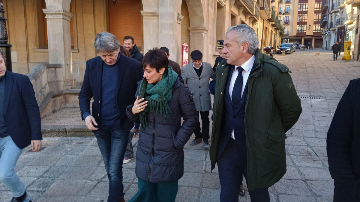 Imagen: La ministra de Vivienda y Agenda Urbana, Isabel Rodríguez, junto al alcalde de Soria, Carlos Martínez, y el delegado del Gobierno, Nicanor Sen.