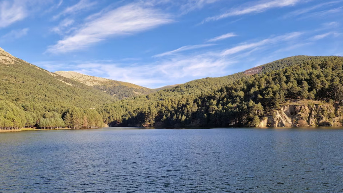 Imagen: Imagen aérea de la presa de El Tejo en El Espinar, Segovia.