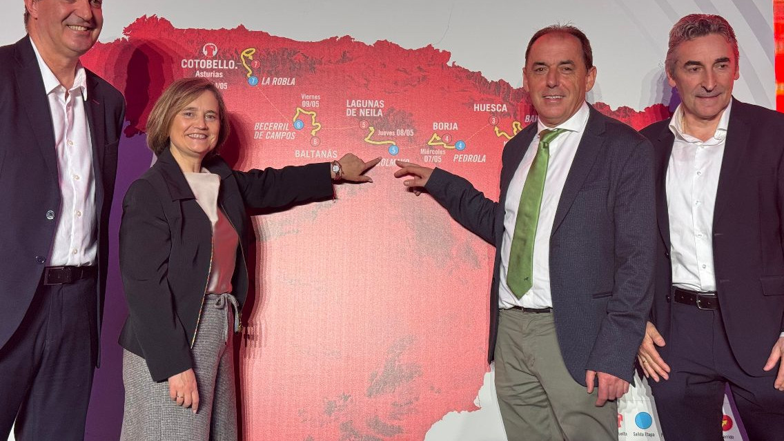 Imagen: El presidente de la Diputación, Benito Serrano, y la diputada de Turismo, Elia Jiménez, en la presentación oficial de La Vuelta. 