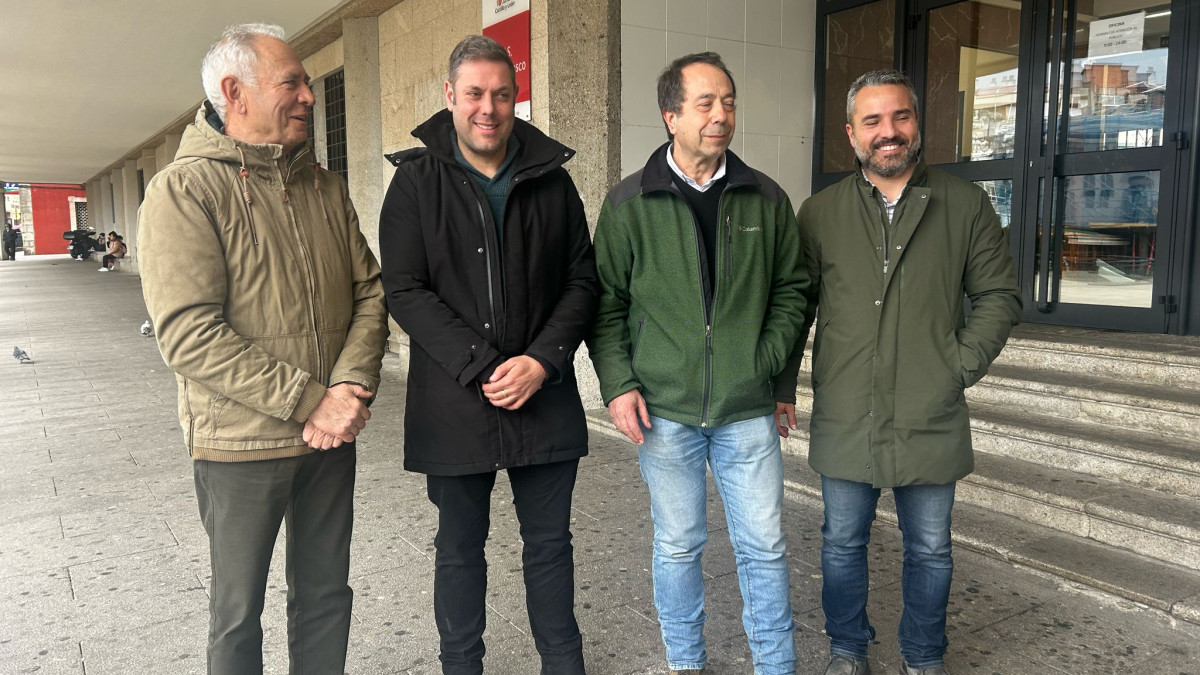 Imagen: Castelao, junto a los dirigentes de Coalición por El Bierzo en Ponferrada