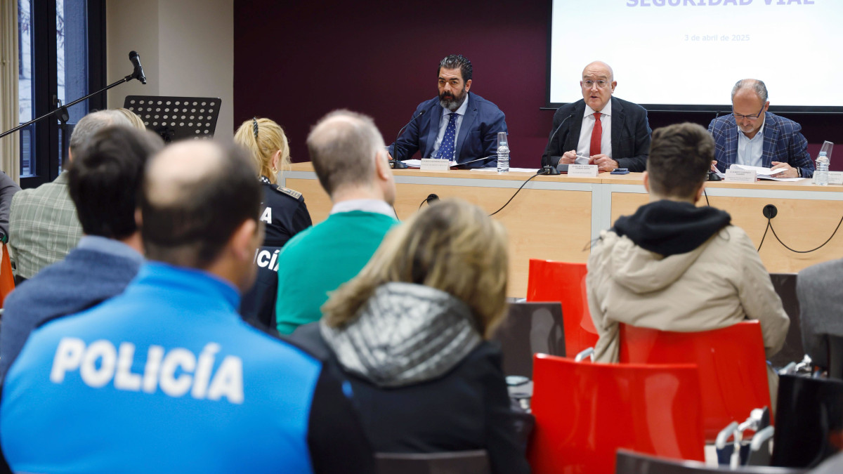 Imagen: ICAL. El concejal de movilidad, Alberto Gutiérrez Alberca, anuncia las nuevas regulaciones de patinetes eléctricos tras la última mesa de seguridad vial.