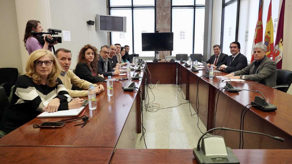Imagen: Reunión de los consejeros de Medio Ambiente, Vivienda y Ordenación del Terriotorio con representantes sindicales de León