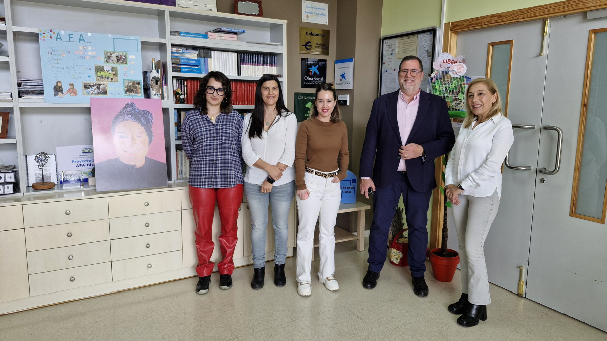 Imagen: Ortiz de Saracho, con los miembros de AFA Bierzo