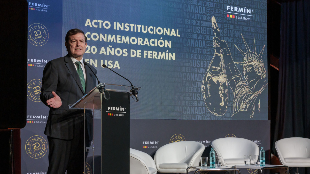 Imagen: JCyL | El presidente de la Junta, Alfonso Fernández Mañueco, durante el acto de Embutidos Fermín '20 años exportando a EEUU', este lunes en el municipio salmantino de La Alberca 