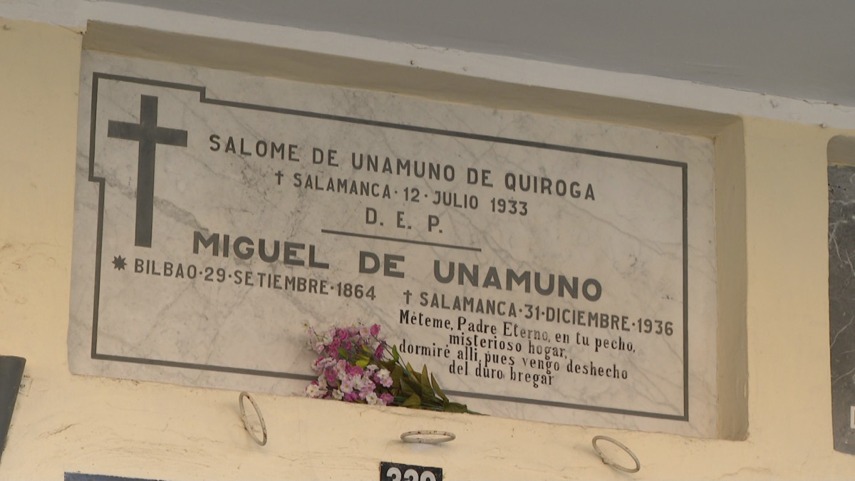 Imagen: Tumba de Miguel de Unamuno en el cementerio de Salamanca.