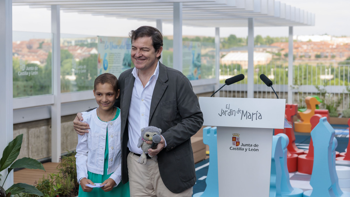 Imagen: El Presidente, Alfonso Fernández Mañueco junto a María Caamaño.  JCYL