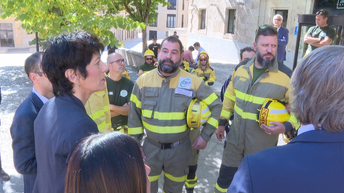 Imagen: La Ministra charlando con algunos de los bomberos forestales