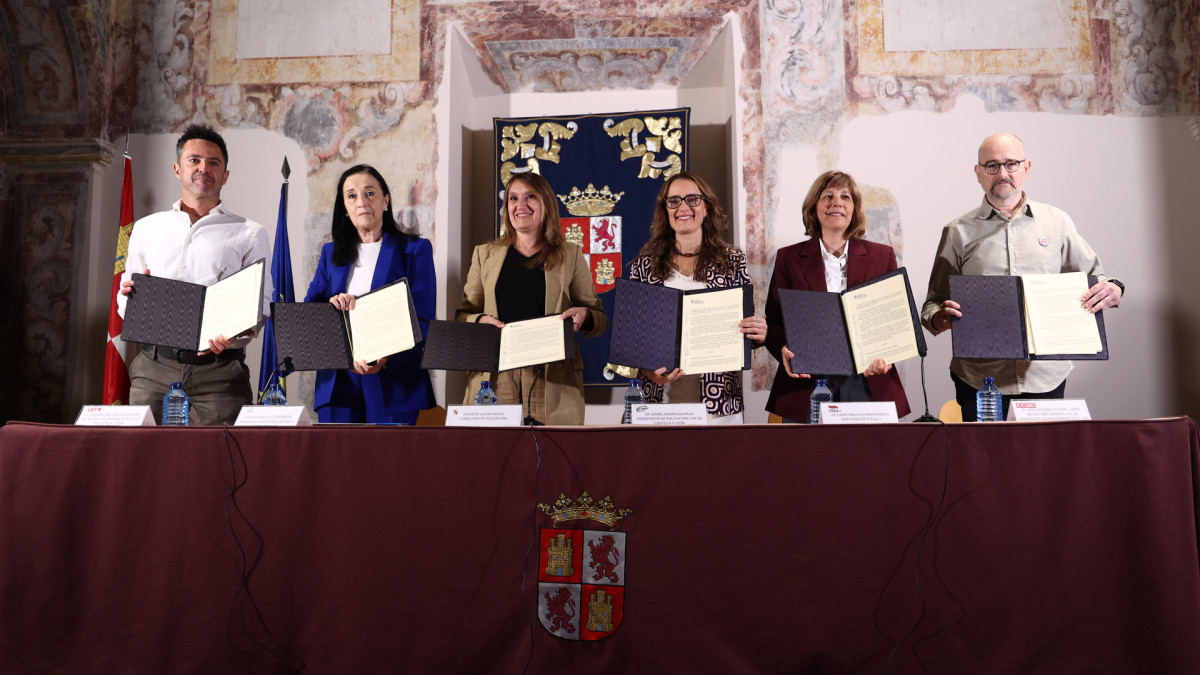 Imagen: La consejera de Educación, Rocío Lucas, firma con las organizaciones sindicales el acuerdo de mejora de las condiciones laborales del personal docente de centros públicos no universitarios de la Comunidad.
