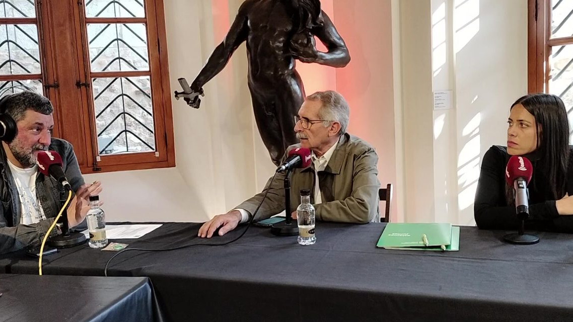 Imagen:  Estanislao de Luis Calabuig, presidente de la Asociación Española Contra el Cáncer en León, junto con responsable de comunicación de la Asociación, Lidia Puente, durante la entrevista en el programa