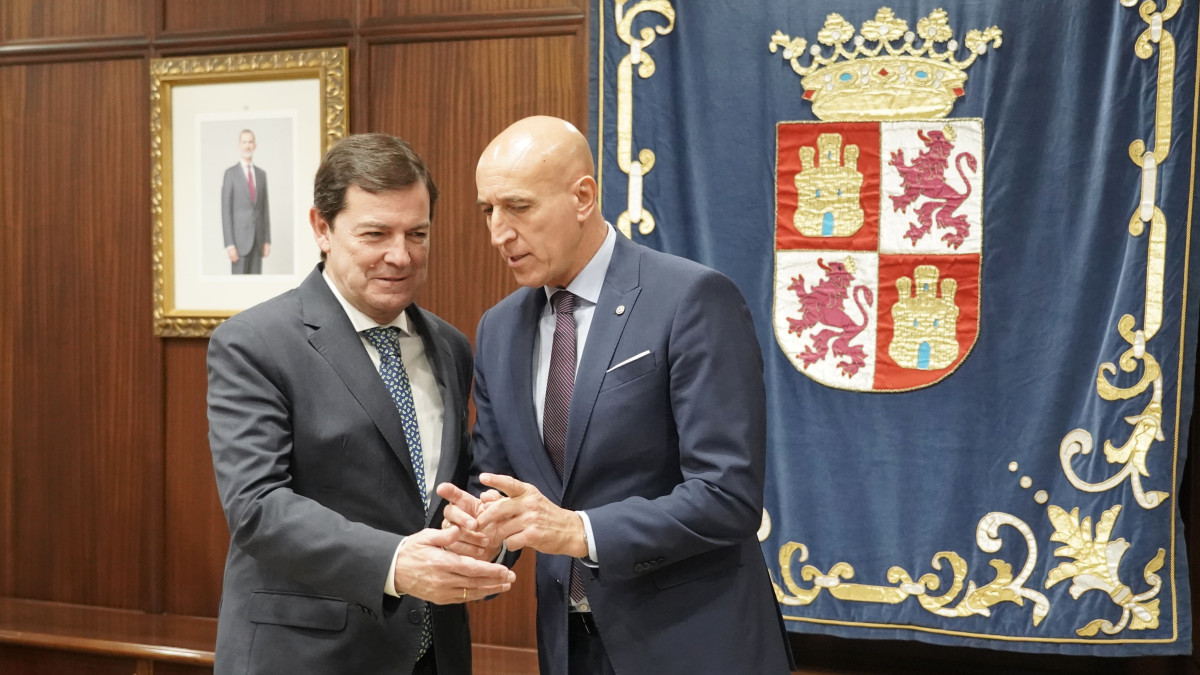 Imagen: - El presidente de la Junta de Castilla y León, Alfonso Fernández Mañueco, mantiene un encuentro. Rubén Cacho con el alcalde de León, José Antonio Díez 